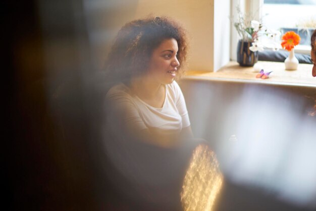 Foto donna seduta in un caffè