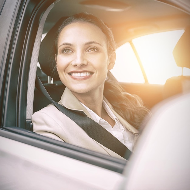 Photo woman sitting in a car and smiling