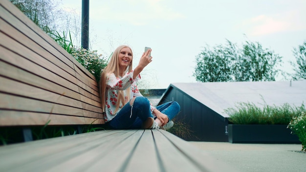 Photo woman sitting on chair against plants