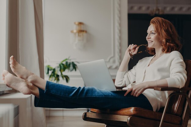 Photo woman sitting on chair at home