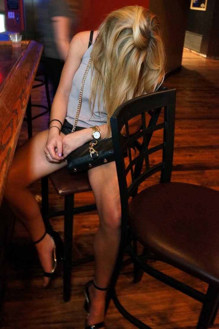 Photo woman sitting in chair at restaurant