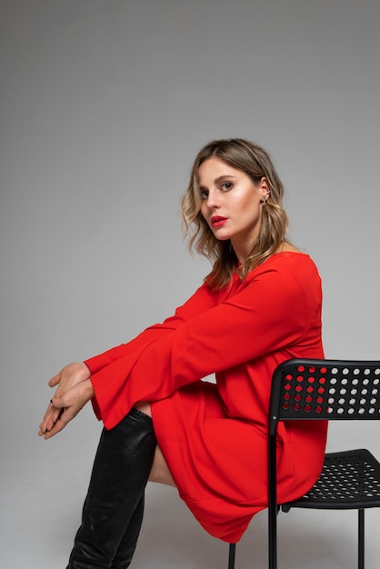 Photo woman sitting on chair side view