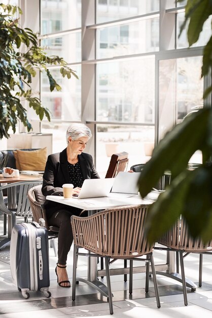 Photo woman sitting on chair at table