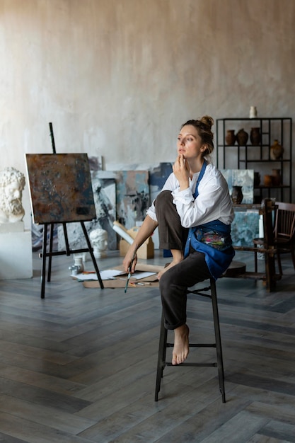 Photo woman sitting on chair and thinking