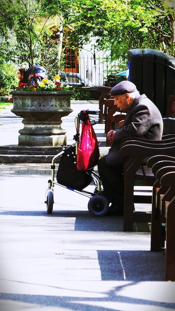 Photo woman sitting in city