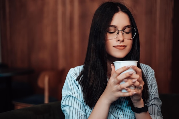 座ってコーヒーを飲む女性