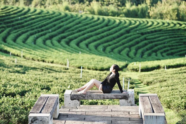 Photo woman sitting in farm