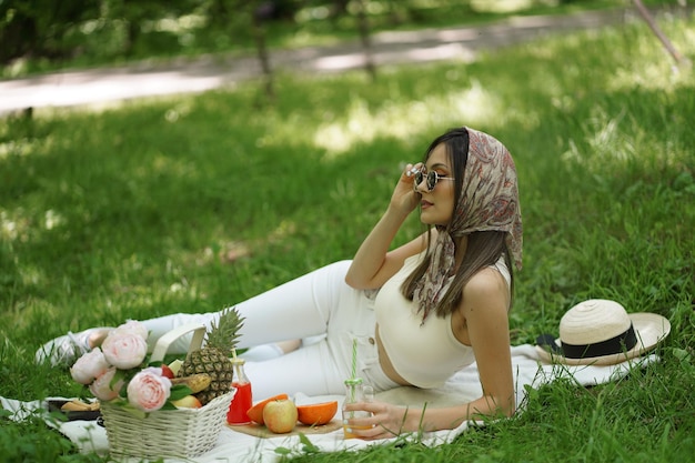 Photo woman sitting on field