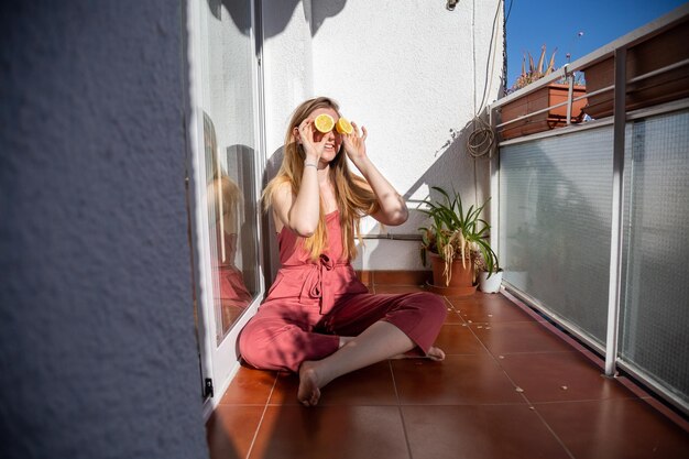 Foto donna seduta sul pavimento contro il muro