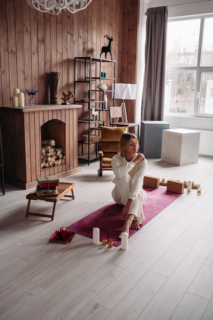 Photo woman sitting on floor at home