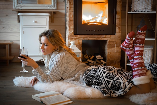 Photo woman sitting on floor at home