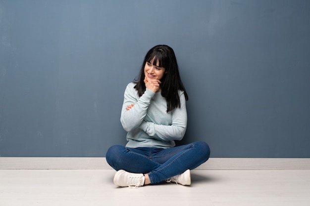 Photo woman sitting on the floor looking to the side