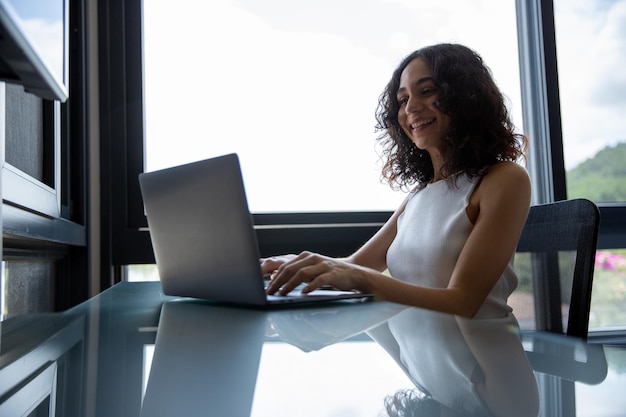 женщина, сидящая перед своим компьютером, женщина, работающая из домашнего офиса, студентка и ее компьютер, pe