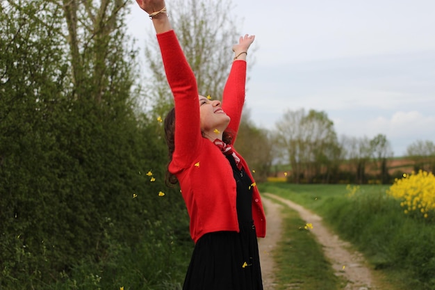 Photo woman sitting on grassy field