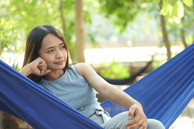 Photo woman sitting in a hammock in a coffee shop