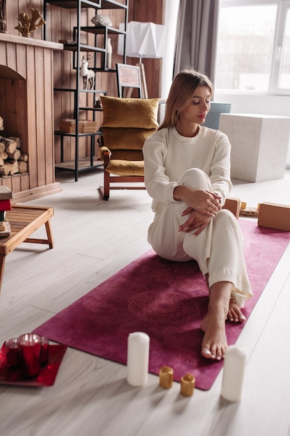 Photo woman sitting at home