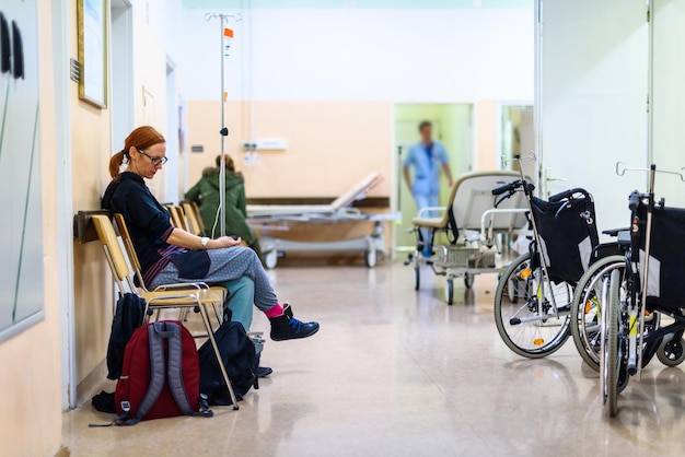 Foto donna seduta nella sala d'attesa dell'ospedale