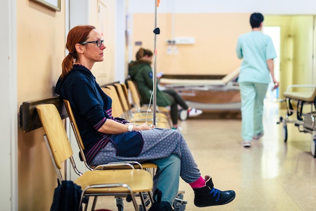 Foto donna seduta nella sala d'attesa dell'ospedale