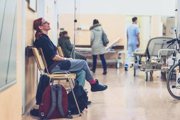 Foto donna seduta nella sala d'attesa dell'ospedale