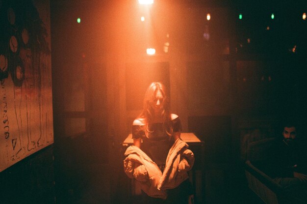 Photo woman sitting in illuminated room