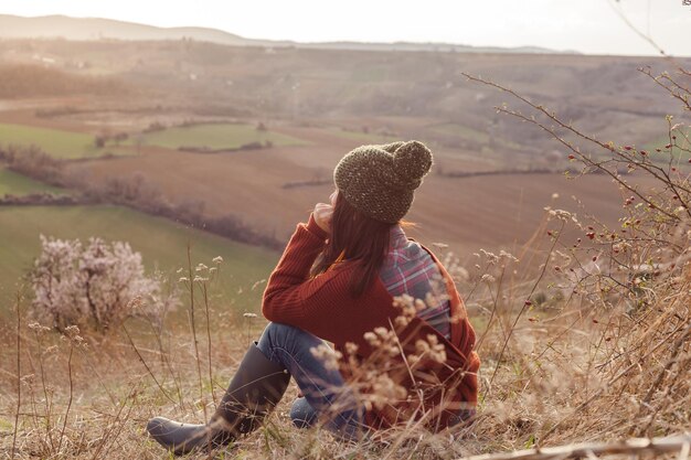 Photo woman sitting on land