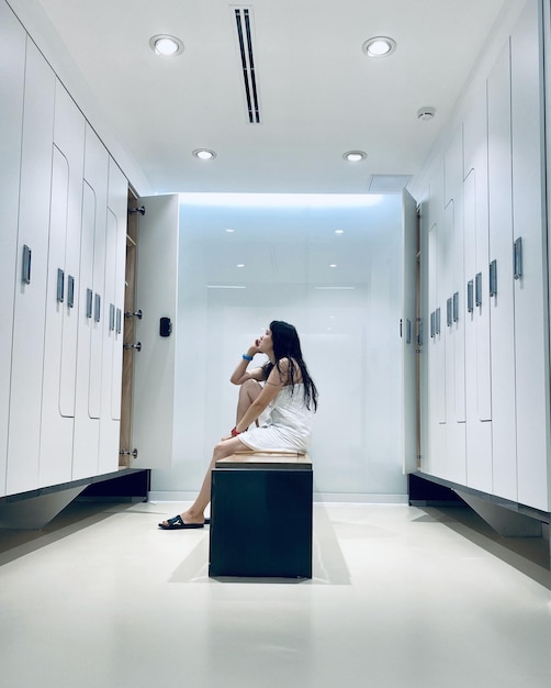 Photo woman sitting in locker room