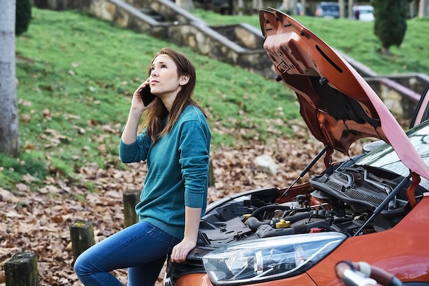 Photo woman sitting on mobile phone