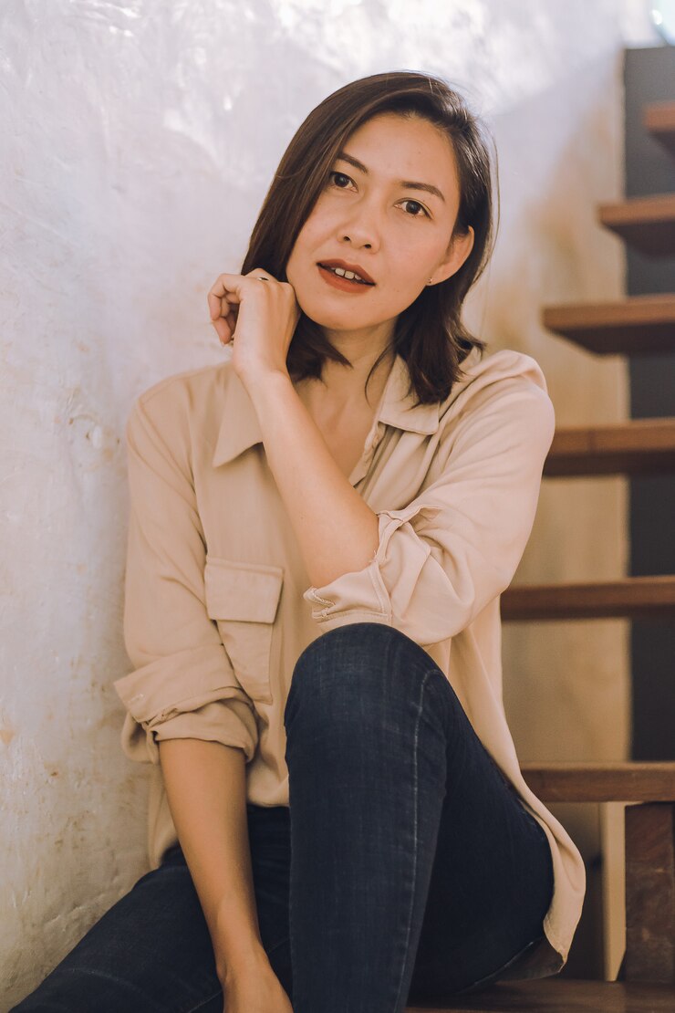 Photo 古い木製の階段に座っている女性