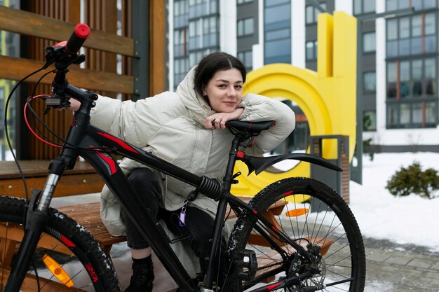 写真 自転車の隣のベンチに座っている女性