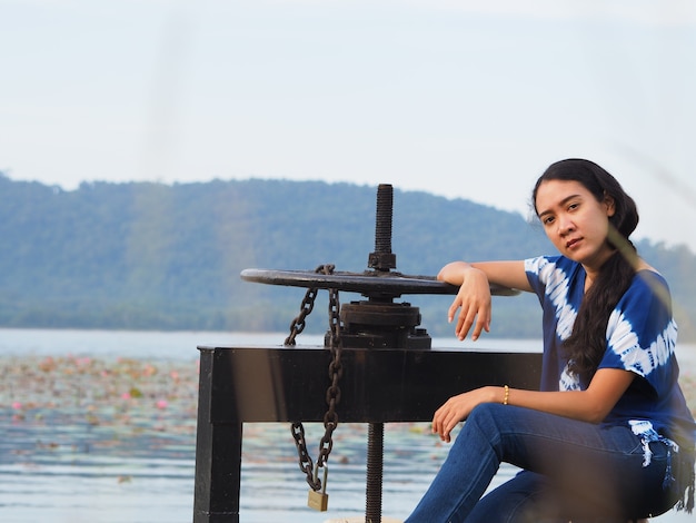 写真 女、見ること、橋