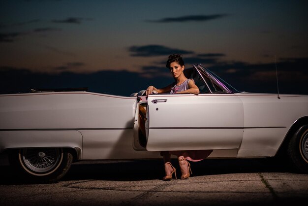 写真 空に向かって車に座っている女性