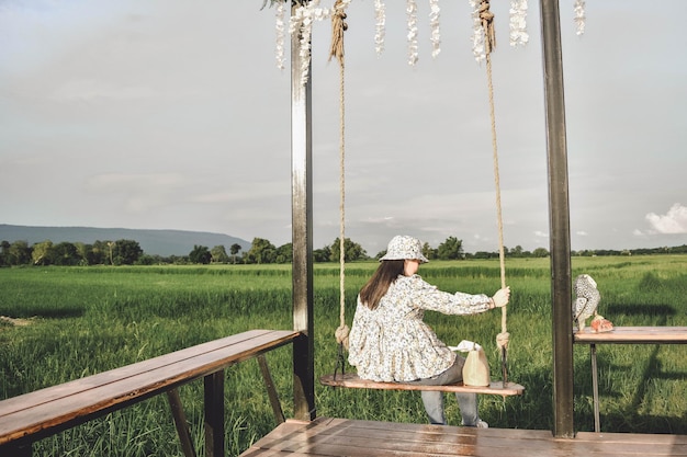 写真 フィールドに座っている女性