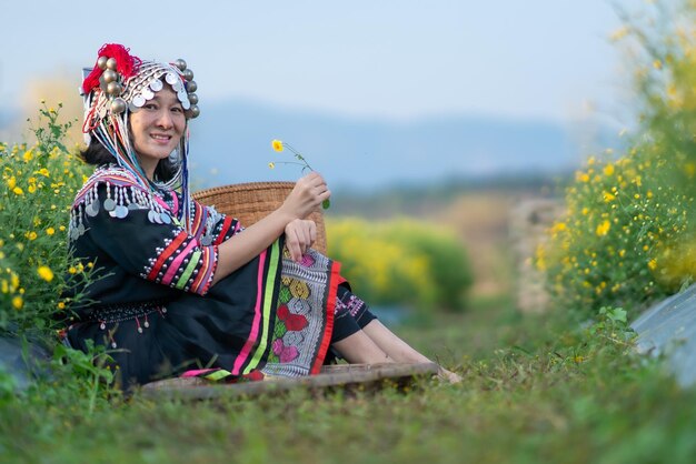 写真 フィールドに座っている女性