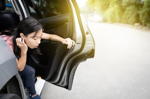 写真 道路に座っている女性