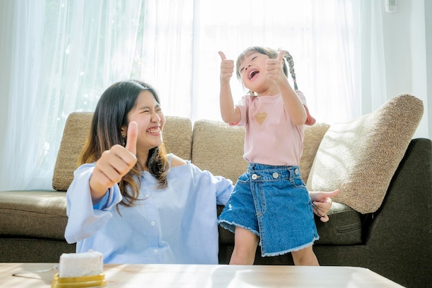 写真 家のソファに座っている女性