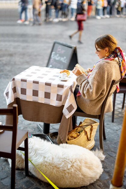 Foto donna seduta al caffè all'aperto vicino al tempio del panthenon a roma