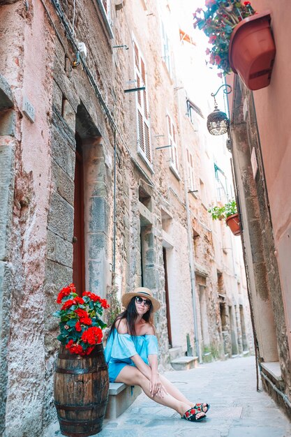 Photo woman sitting outside building