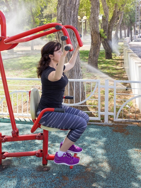 Photo woman sitting in park