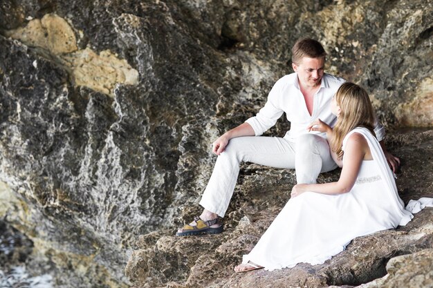 Photo woman sitting on rock