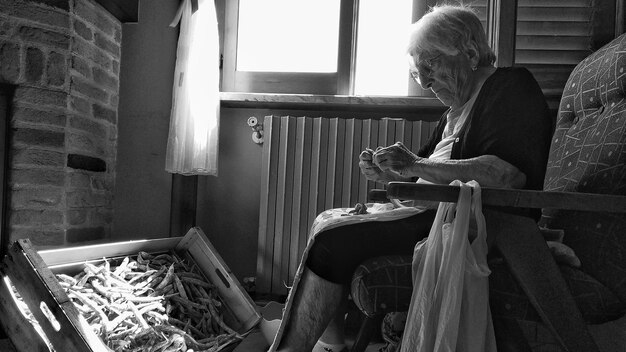 Photo woman sitting on seat at home