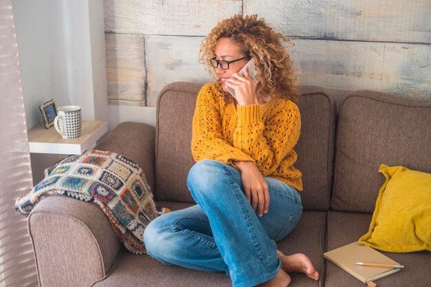 Photo woman sitting on sofa at home