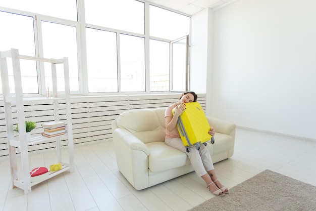 Photo woman sitting on sofa at home