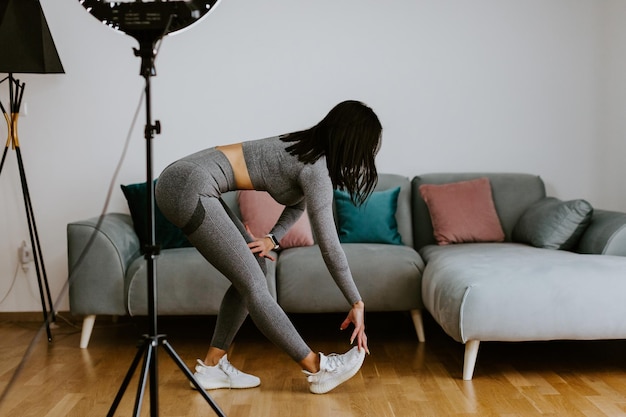 Photo woman sitting on sofa at home