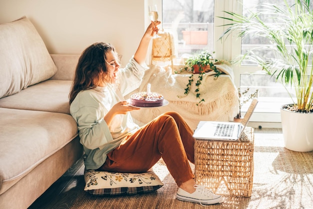 Photo woman sitting on sofa at home