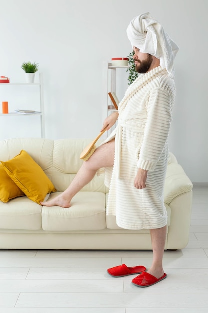 Photo woman sitting on sofa at home