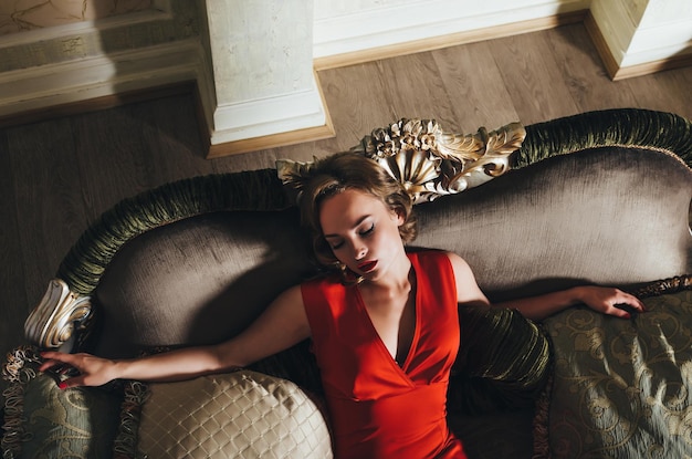 Photo woman sitting on sofa at home