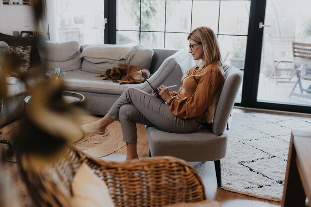 Photo woman sitting on sofa at home