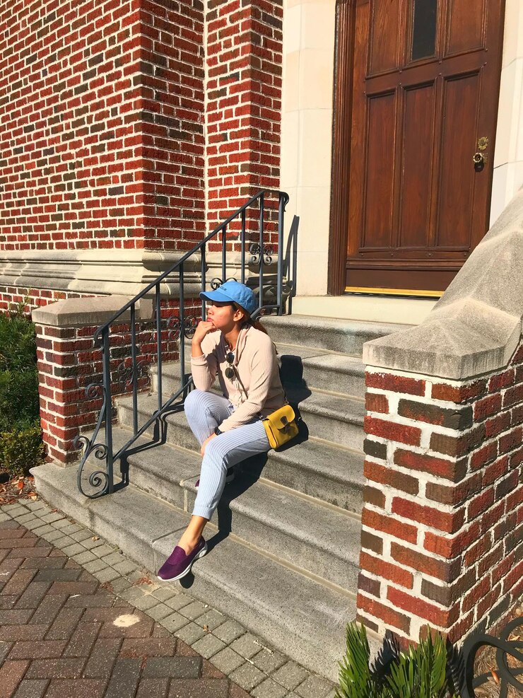Photo woman sitting on steps