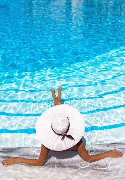 Photo woman sitting on swimming pool