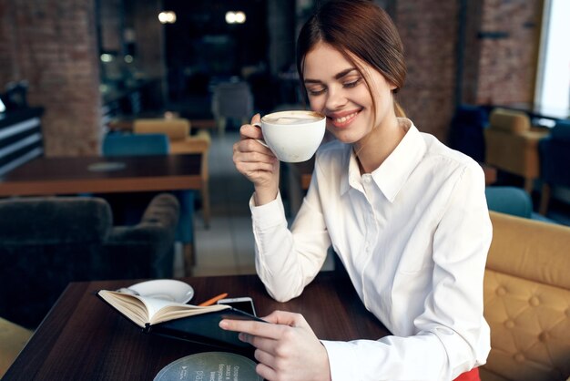 Photo woman sitting on table at cafe